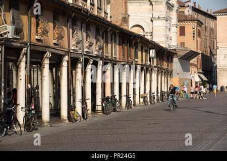 Ferrara, Italie - 10 juin 2017 : Loggia des marchands le long du côté de Ferrara Duomo, Piazza Trento Trieste, Ferrare, Émilie-Romagne, Italie, Europe Banque D'Images