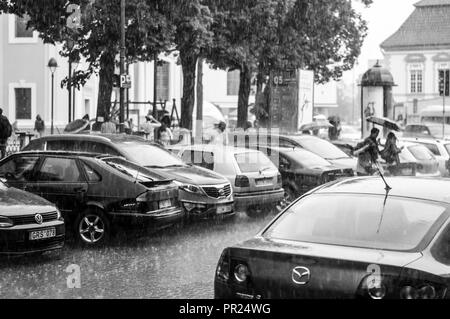 Vilnius, Lituanie - 17 mai 2014 : la vieille ville de Vilnius. Une forte pluie a commencé soudainement et presque tous les gens ont commencé à exécuter pour prendre vite et plus proche cove Banque D'Images