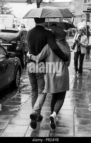 Vilnius, Lituanie - 17 mai 2014 : fortes pluies ont commencé. Certains revenir à la voiture, d'autres ont pris leur parapluie et continué sur leur direction et spe Banque D'Images