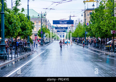 Vilnius, Lituanie - 17 mai 2014 : Centre-ville de Vilnius. Gediminas avenue humide après de fortes pluies de printemps. Après une heure de pluie ce printemps la ville c Banque D'Images