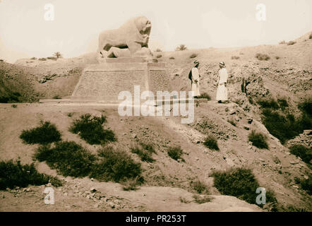 L'Iraq. Babylone, basalte lion avec les chiffres. 1932, l'Iraq, Babylone, ville disparue Banque D'Images