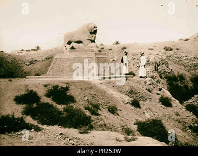 L'Iraq. Babylone, basalte lion avec les chiffres. 1932, l'Iraq, Babylone, ville disparue Banque D'Images