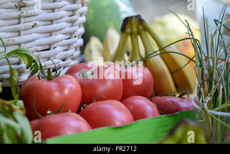 Des légumes sur un marché d'agriculteurs, de décrochage dans des boîtes et paniers Banque D'Images