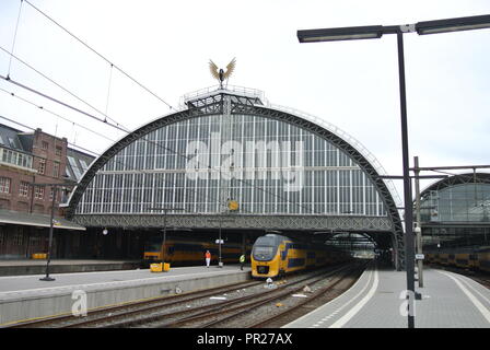 La gare de Amsterdam avec NS à deux niveaux VIRM sortie de train, aux Pays-Bas, en Europe. Banque D'Images