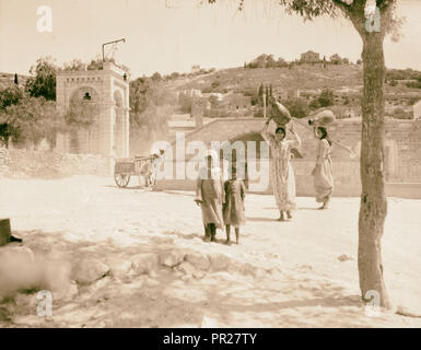 Vues du nord. La fontaine Sainte Marie. Les filles portant de l'eau-pots. 1920, Israël, Nazareth Banque D'Images