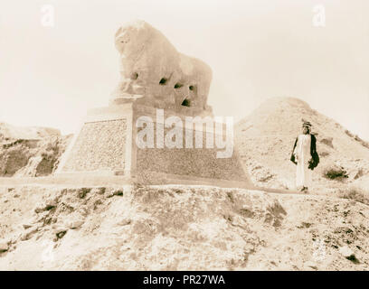 'Babylone la Grande.' divers points de vue de l'éboulement des ruines. Lion de basalte. Une vue avant, probablement un trophée de guerre Hittite. 1932 Banque D'Images