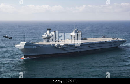 Deux F-35B Lightning II d'avions de chasse a atterri avec succès à bord du HMS Queen Elizabeth pour la première fois cette semaine, jeter les bases pour les 50 ans de l'aviation à voilure fixe à l'appui de la capacité de frappe de l'opérateur britannique. Peu après, une fois qu'une inspection du pont a été effectuée et le feu vert donné, la frégate. Nathan Gray, F-35 de la Force d'essai intégré à Patuxent River, Maryland, est devenu le premier pilote de décoller à l'aide de la station de ski du navire-rampe. Photo courtoisie par Royal Navy Banque D'Images