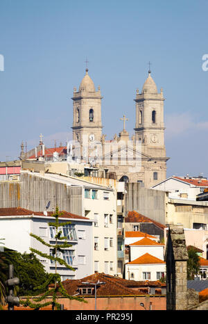 L'église de Lapa à Porto que vu de loin, au milieu de divers bâtiments. Banque D'Images