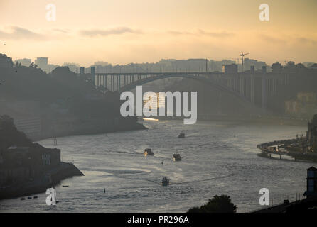 Une fin d'après-midi vue sur le Douro à Porto, avec le pont Arrabida en arrière-plan. Banque D'Images