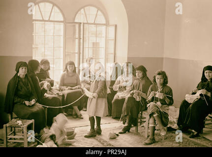 Women's Institute dans le tricotage des femmes arabes de Jérusalem Vieille Ville. 1934, Jérusalem, Israël Banque D'Images