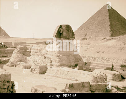 L'Égypte. Sphinx et pyramides. Gen[nes] voir avec pyramide en arrière-plan. 1934, l'Égypte, Jīzah, Jizah Banque D'Images
