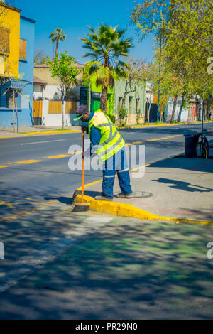 SANTIAGO, CHILI - 17 septembre 2018 : vue extérieure de l'homme non identifié en uniforme et le balayage des rues dans le centre ville de la ville de Santiago Banque D'Images