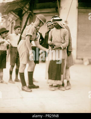 Les perturbations de la Palestine de 1936. Les citoyens de la recherche pour des bras à la porte de Jaffa. 1936, Jérusalem Banque D'Images