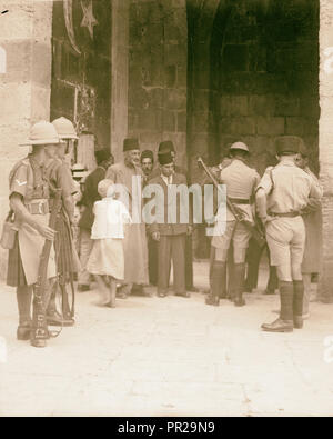 Les perturbations de la Palestine de 1936. Les citoyens de la recherche pour des bras à la porte de Jaffa. 1936, Jérusalem Banque D'Images