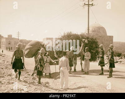 Les perturbations de la Palestine de 1936. Scotch [c.-à-d., l'arrêt des soldats écossais] chameau arabe-hommes à la recherche d'armoiries, près du Tombeau de Rachel Banque D'Images