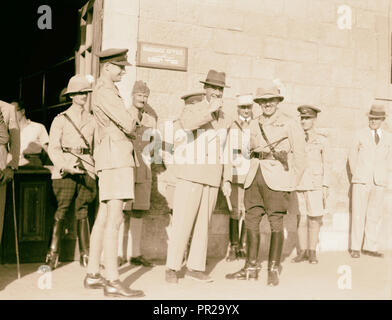 Les perturbations de la Palestine de 1936. Air Vice Marshal Pierce & Col. Simmonds des Cameron Highlanders au Jerusalem R.R. Banque D'Images