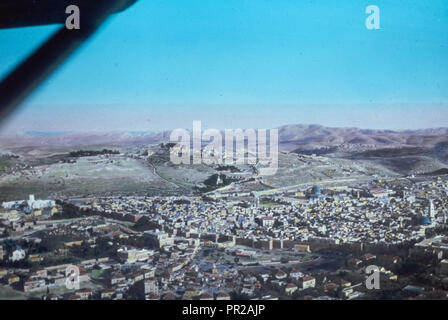 Jérusalem. Côté nord, le calvaire de Gordon, Olivet, désert de Judée et la mer Morte mts. de Moab. L'air. 1950, Jérusalem, Israël Banque D'Images