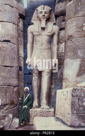 L'Égypte. Luxor. Statue de Ramsès II [c.-à-d., Ramsès II] dans le temple de Louxor. 1950, l'Egypte, Luxor Banque D'Images