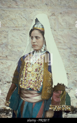 Types et de caractère, etc. Bethléem femme en costume distinctif de sa région. 1950 Banque D'Images