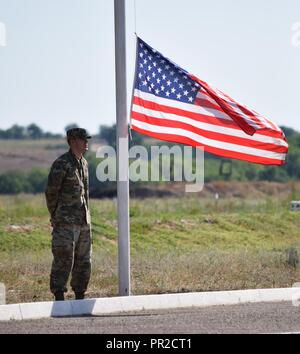 Le s.. Daniel Dornbusch, 149e de l'équipe de mission militaire, est prête à relever le drapeau américain au cours de l'exercice Steppe Eagle 17 Cérémonie d'ouverture le 22 juillet 2017, au centre de formation Illisky, au Kazakhstan. Steppe exercice Eagle est un premier exercice multinational axé sur le maintien de la paix et de soutien de la paix, tandis que l'établissement de relations et la compréhension mutuelle entre les nations partenaires. Banque D'Images