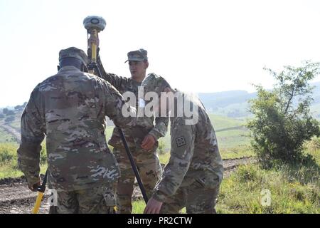 La CPS. Charles Vincent assemble un R8 récepteur de base avec le Sgt. Noel Lady du 926e bataillon du génie, et Mark Hathaway du SPC 926e Brigade HHC Ingénieur aide à établir la pente d'un déménagement-rail système cible pour un non-standard gamme de tir réel. Ce projet fait partie du château ferme 17, une opération pour aider à établir des relations avec l'alliance de l'OTAN et à accroître sa capacité de formation conjointe et de réponse aux menaces dans la région. Banque D'Images