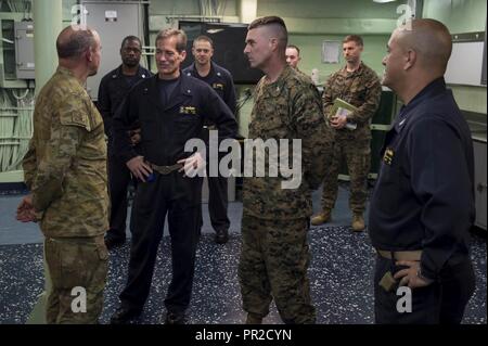 Mer de Corail (23 juillet 2017) Arrière Adm. Marc Dalton, commandant de la Septième Flotte amphibie, le Colonel Tye Wallace, commandant de la 31e Marine Expeditionary Unit (MEU), et le capitaine George Doyon, le Commodore 11, l'Escadron amphibie, parler avec Brigadier de l'armée australienne Christopher Field, commandant de la 3e Brigade, à son arrivée à bord du navire d'assaut amphibie USS Bonhomme Richard (DG 6) au cours de sabre 17 Talisman. Talisman Saber est une bi-AMÉRICAINE exercice bilatéral australien qui a eu lieu au large des côtes de l'Australie visant à réaliser l'interopérabilité et de renforcer l'alliance de l'Australie. Banque D'Images