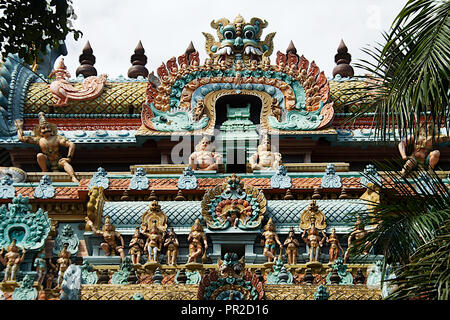 Figurines colorées sur tour de Jambukeshwara Temple, Tiruchirapalli, Tamil Nadu, Inde, Asie Banque D'Images