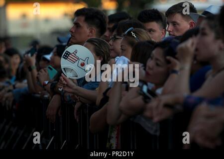 CAMP HANSEN, Okinawa, Japon - la foule attend avec impatience le début d'un concert le 22 juillet à bord de Camp Hansen, Okinawa, Japon. Des artistes comme Soeur âme, Awich et Shaggy réalisée pour la communauté militaire et locale. Le concert est gratuit et ouvert à tous les militaires et la population locale. Banque D'Images