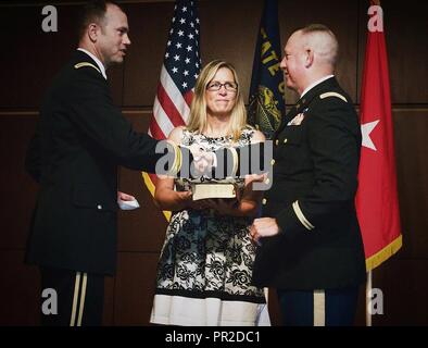 Récemment promu Colonel Eric Riley (à droite) est félicité par la Garde nationale de l'Oregon, commandant de la composante terrestre de Brig. Le général William Edwards, après avoir reçu le serment d'office au cours d'une cérémonie de promotion, le 22 juillet 2017, à Camp Withycombe dans Clackamas, Oregon. Riley est actuellement affecté en tant que commandant de la 41ème Infantry Brigade Combat Team basé à Austin, Texas. ( Banque D'Images