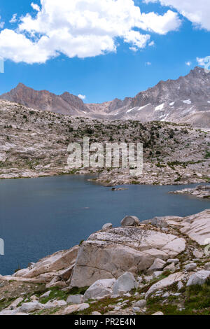 Lac de saphir. John Muir Trail/Pacific Crest Trail ; Sequoia Kings Canyon désert, le Parc National Kings Canyon, Sierra Nevada, en Californie, Banque D'Images