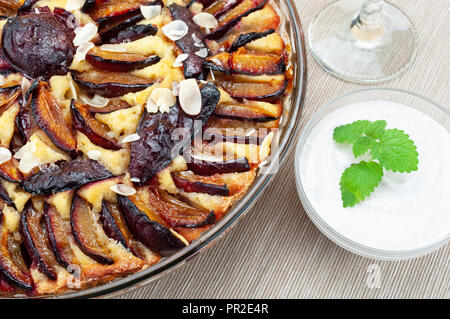 Gâteau aux prunes dessert avec de la crème Banque D'Images