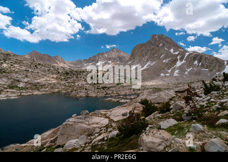 Lac de saphir. John Muir Trail/Pacific Crest Trail ; Sequoia Kings Canyon désert, le Parc National Kings Canyon, Sierra Nevada, en Californie, Banque D'Images