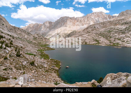 Lac de saphir. John Muir Trail/Pacific Crest Trail ; Sequoia Kings Canyon désert, le Parc National Kings Canyon, Sierra Nevada, en Californie, Banque D'Images