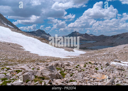 À au nord de Muir passent sur l'évolution du bassin. John Muir Trail/Pacific Crest Trail ; Sequoia Kings Canyon désert, le Parc National Kings Canyon ; S Banque D'Images