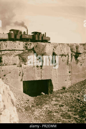 Divers résultats de la guerre light railway crossing over tombes anciennes. 1918, Jérusalem, Israël Banque D'Images