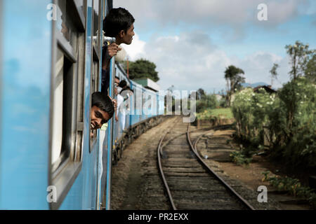 Les gens sur l'Ella à Hatton voyage en train dans les hautes terres du Sri Lanka Banque D'Images