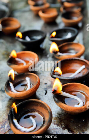 Bougies en argile brûlant dans un temple bouddhiste à Colombo, Sri Lanka Banque D'Images