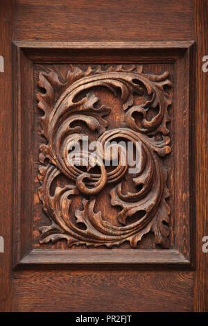 Panneau en bois sculpté sur la porte de l'ancienne résidence de la prévôté (Staré proboštství) dans le château de Prague à Prague, République tchèque. Banque D'Images