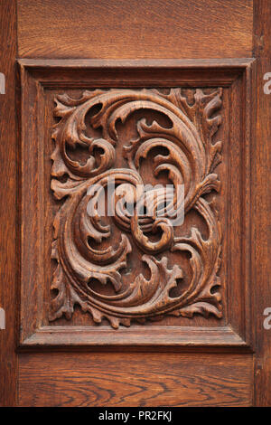 Panneau en bois sculpté sur la porte de l'ancienne résidence de la prévôté (Staré proboštství) dans le château de Prague à Prague, République tchèque. Banque D'Images