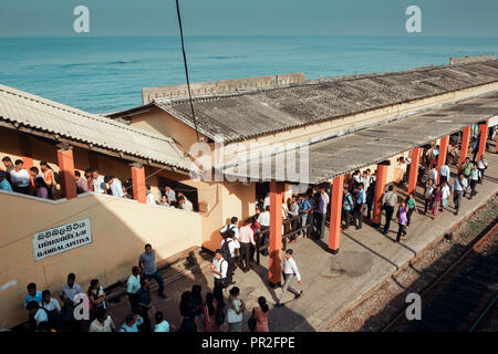 Les passagers sur la plate-forme à la gare Bambalapitiya, Colombo, Sri Lanka Banque D'Images