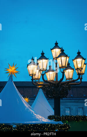 Stars au Marché de Noël de Gendarmenmarkt à Berlin, Allemagne l'hiver. Juste avent la Décoration et stands de produits d'artisanat sur le bazar. Banque D'Images