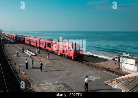 Les passagers sur la plate-forme à la gare Bambalapitiya, Colombo, Sri Lanka Banque D'Images