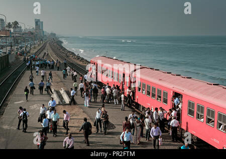 Les passagers sur la plate-forme à la gare Bambalapitiya, Colombo, Sri Lanka Banque D'Images