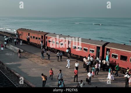 Les passagers sur la plate-forme à la gare Bambalapitiya, Colombo, Sri Lanka Banque D'Images