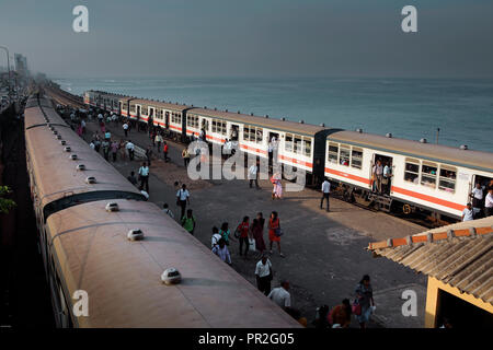 Les passagers sur la plate-forme à la gare Bambalapitiya, Colombo, Sri Lanka Banque D'Images