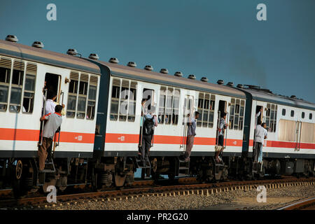 Les hommes sortir portes du train de banlieue bondé près de Colombo, Sri Lanka Banque D'Images