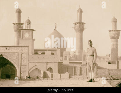 L'Iraq. Kerbela. Deuxième ville sainte des musulmans chiites. La grande mosquée avec le dôme et les minarets recouvert d'or. 1932, l'Iraq Banque D'Images