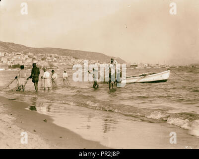 Carmel et Haïfa. Faites glisser dans le transport de pêcheur-net. La baie de Haïfa et Carmel. Haïfa, Israël, 1920 Banque D'Images