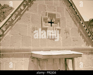 Au Sinaï en voiture. Saint Katherine's [c.-à-d., St Catherine's] monastère dans le Sinaï. Sculpture de paumes sur les murs de la chapelle. 1920, l'Égypte Banque D'Images