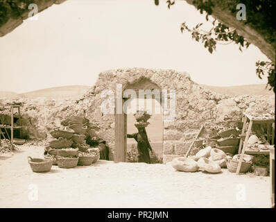 Les fouilles. Ain Shems (Beth Shemesh) sur la plaine de Sharon. En faisant venir les 'shuk'f." fragments de poterie d'être frottées Banque D'Images